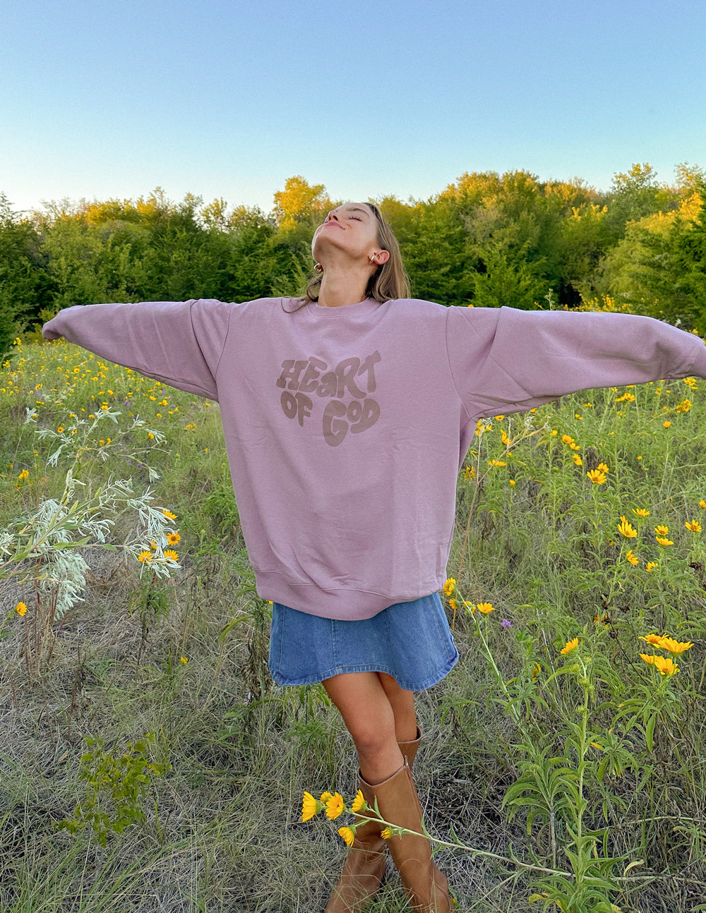 Christian Crewneck Sweatshirt in dusty pink featuring 'Heart of God' design, perfect for casual outings