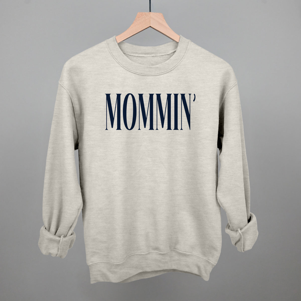 Mommin' Mom graphic crewneck sweatshirt in Oatmeal