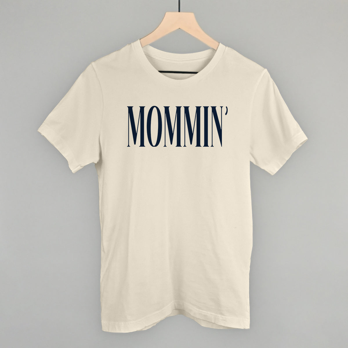 Mommin' Mom graphic tee in Natural