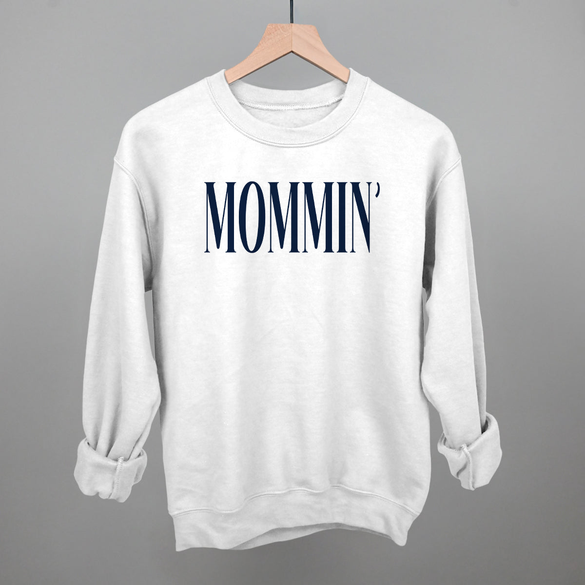 Mommin' Mom graphic crewneck sweatshirt in White