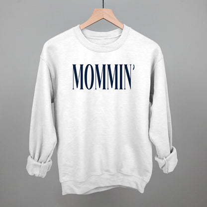 Mommin' Mom graphic crewneck sweatshirt in White