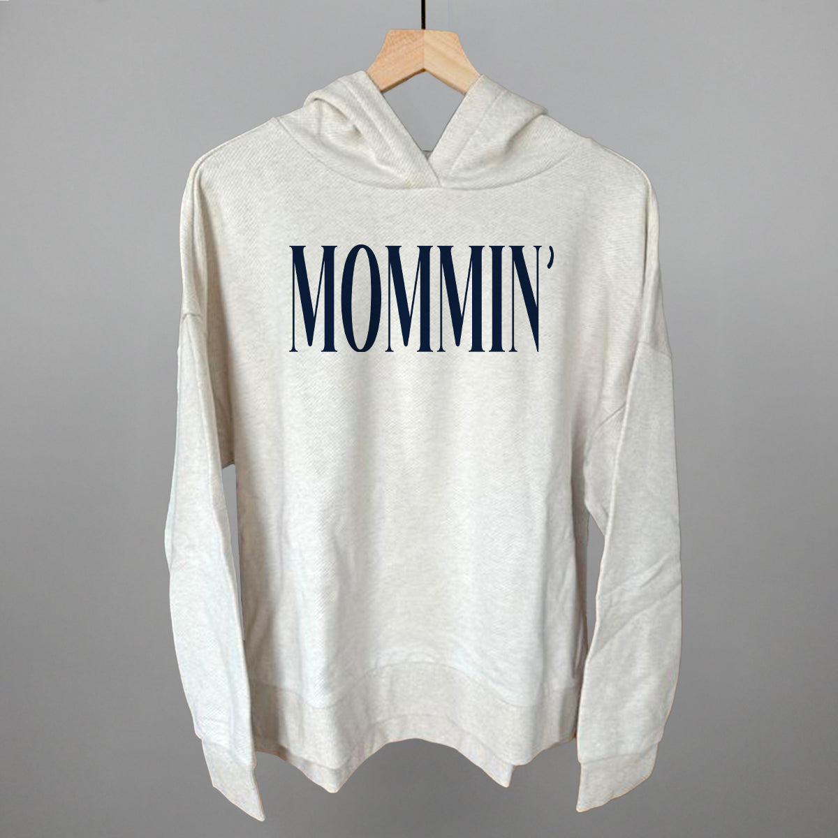 Mommin' Mom graphic top in Heather Almond