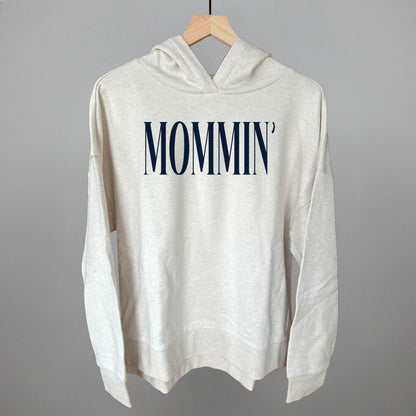 Mommin' Mom graphic top in Heather Almond