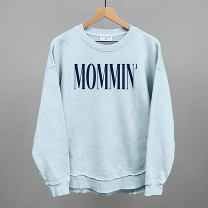 Mommin' Mom graphic top in Nantucket Breeze