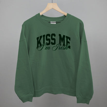 Kiss Me I'm Irish (Arch + Script) Funny Oversized Boxy Crewneck Sweatshirt – Ivy + Cloth
