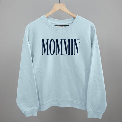 Mommin' Mom graphic oversized boxy crew in Nantucket Breeze