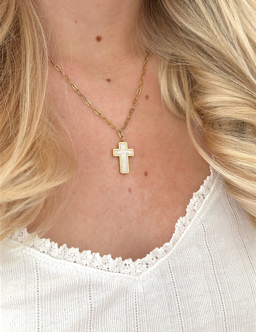 Gold Christian Jewelry Necklace with Cross Pendant for Faith-Inspired Style